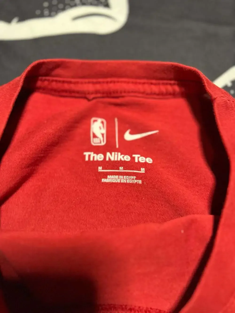 Nike NBA Denver Nuggets Skyline Logo Long Sleeve Graphic T-Shirt Red Medium - Picture 2 of 2